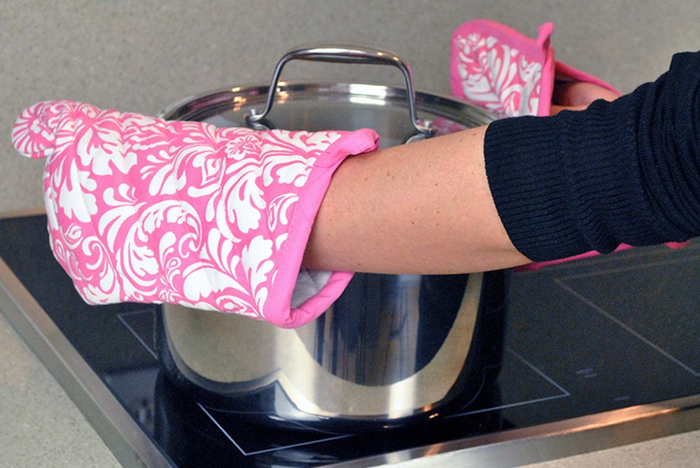 DII Quilted Kitchen Oven Mitt & Potholder Set, Hanging Loop for Convenient Storage, OM 6.5x12/PH 8x8.5, Pink Damask Print, 2 Piece - Image 5